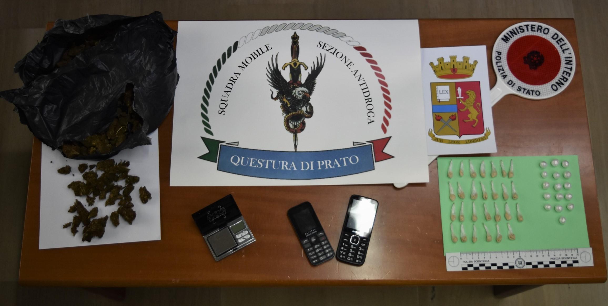 La droga e il materiale sequestrati dalla polizia
