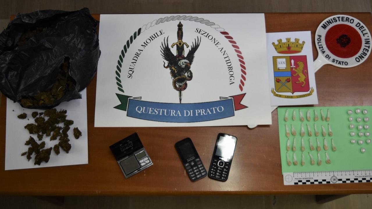 La droga e il materiale sequestrati dalla polizia