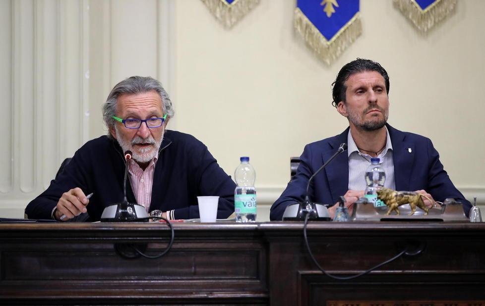 Il sindaco Bellandi (a sinistrra) la sera del consiglio comunale della contestazione