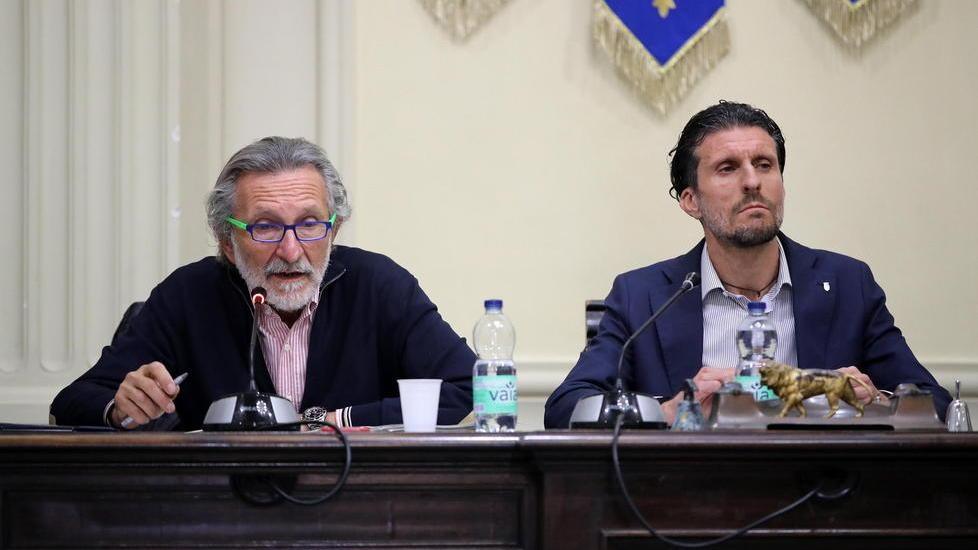 Il sindaco Bellandi (a sinistrra) la sera del consiglio comunale della contestazione