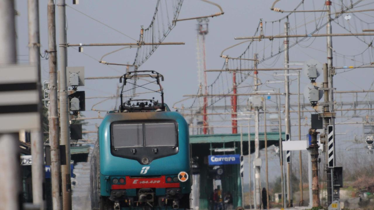 Donna picchia il controllore sul treno e lo manda in ospedale: convoglio soppresso