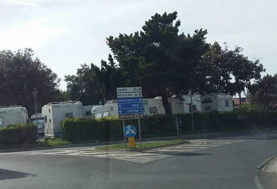 Camper nel parcheggio a ridosso del lungomare