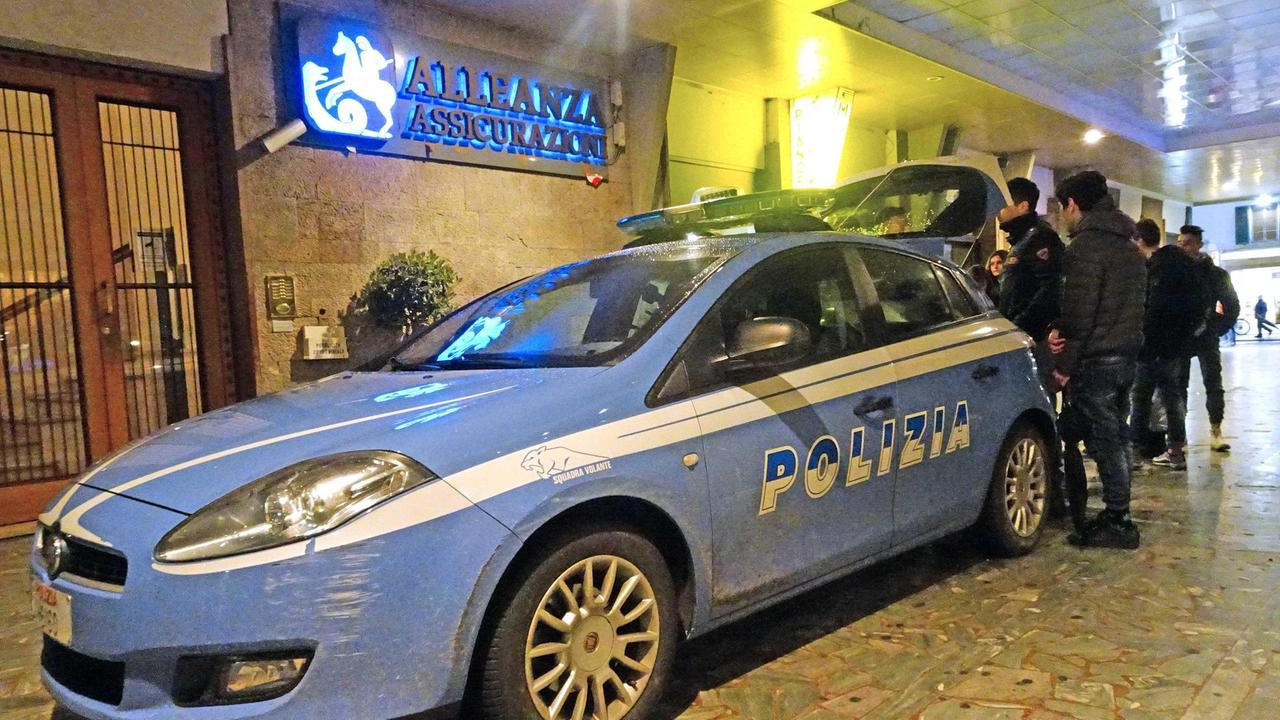 Un intervento di una Volante nella Galleria nazionale (foto d'archivio)