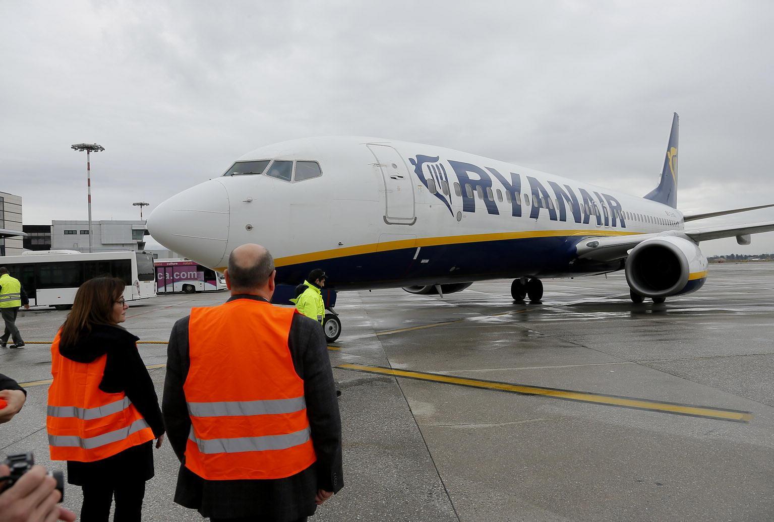 Un Boeing 737-800 della Ryanair all'aeroporto di Pisa (foto Fabio Muzzi)