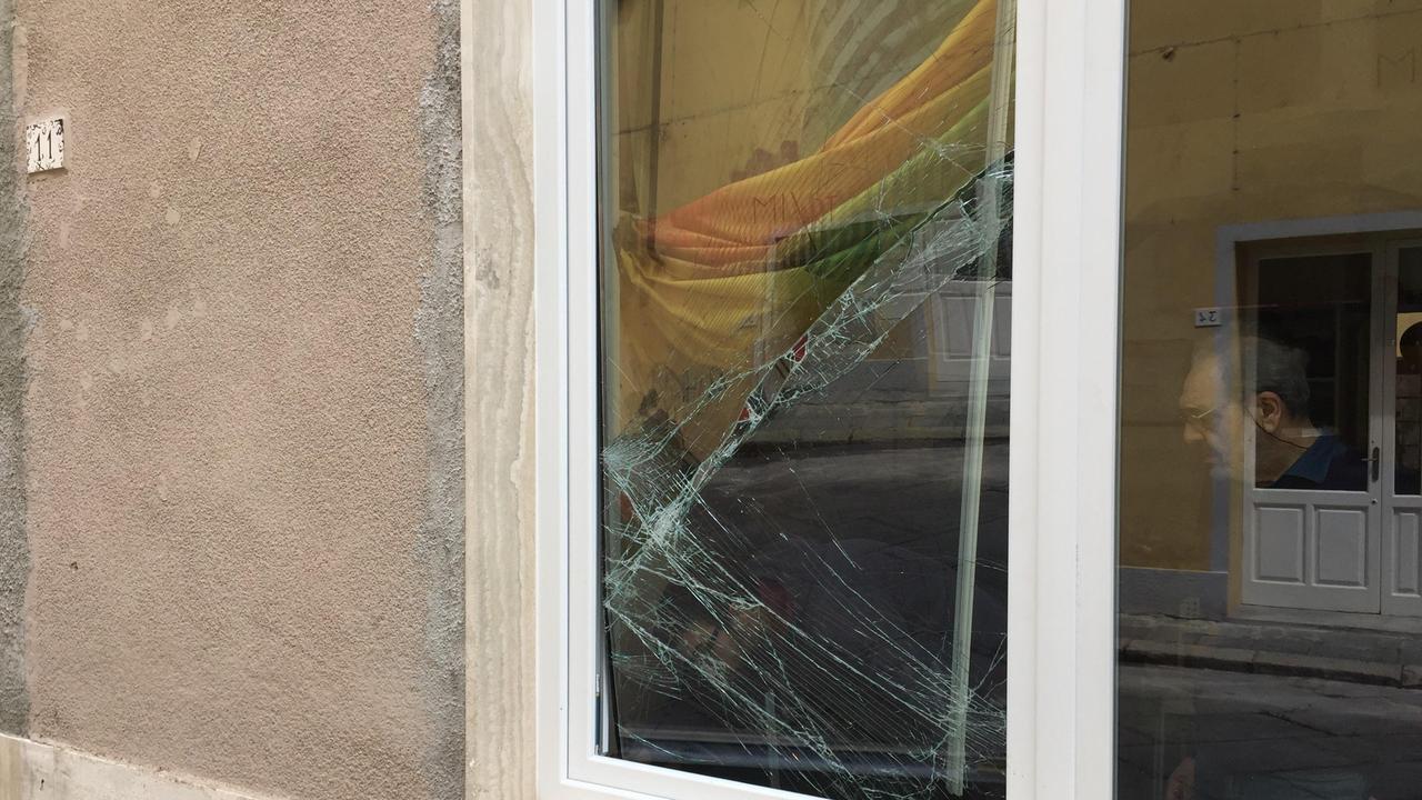 La vetrata spaccata del MixArt di via Bovio