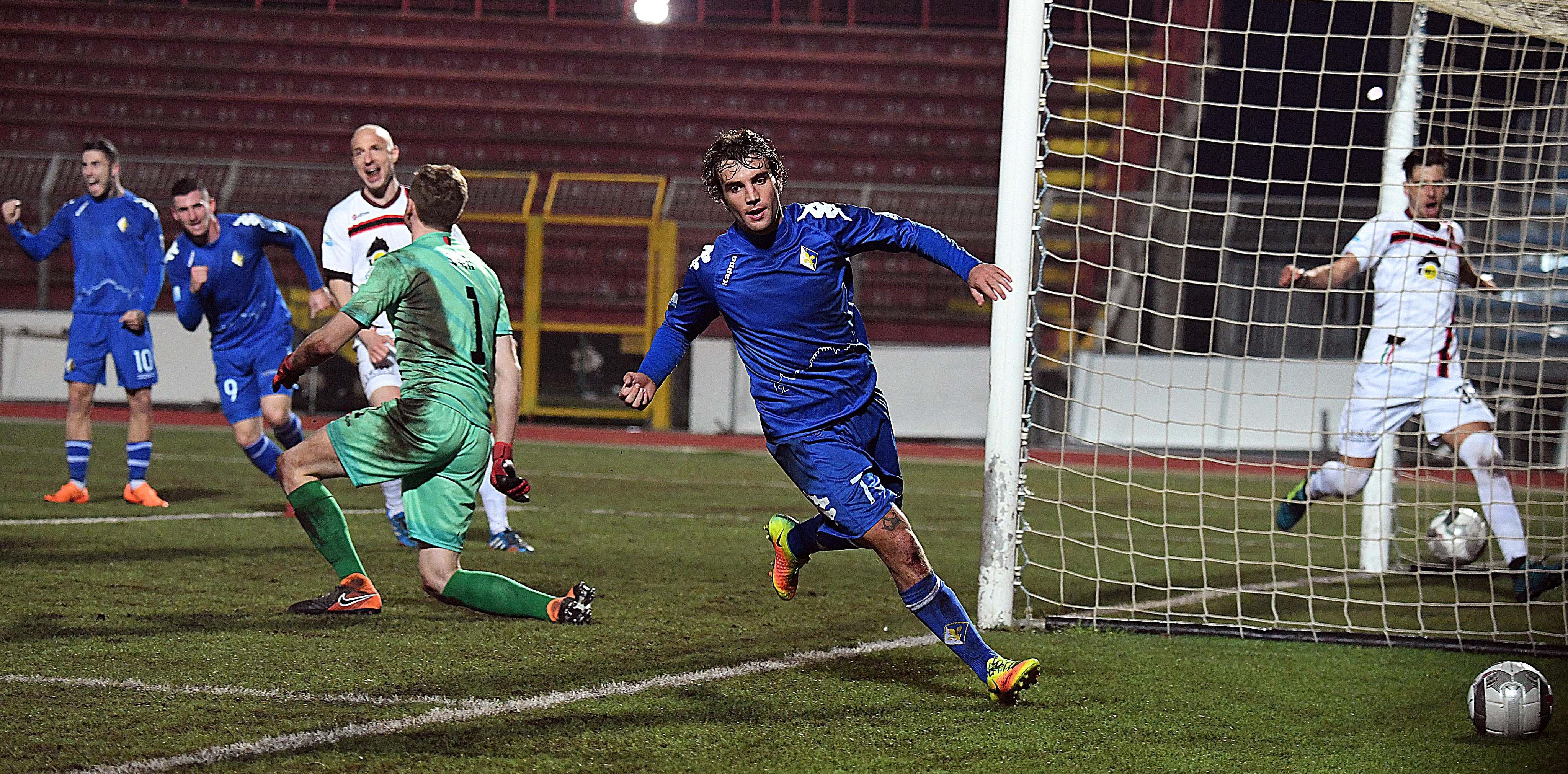 Ceccarelli esulta dopo un gol: col Siena si attendono le sue reti