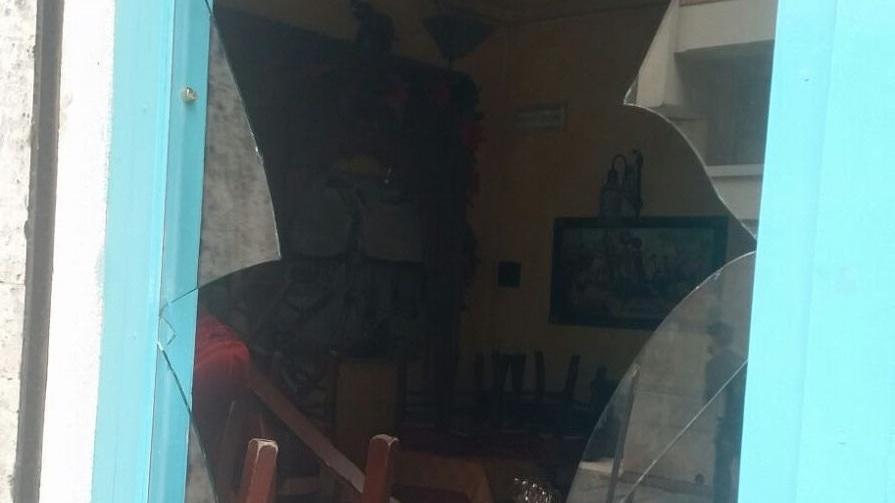 La vetrata spaccata del ristorante "India" di via Roma, in centro