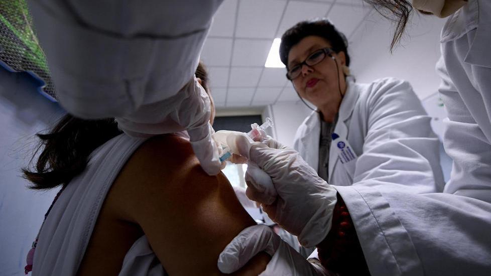 Una vaccinazione (foto d’archivio)