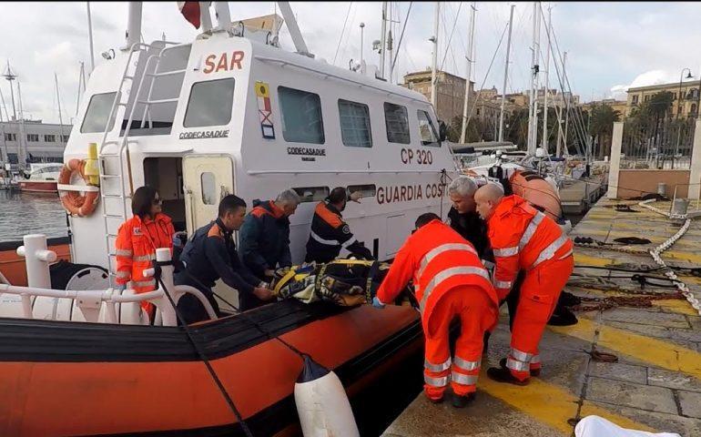 Passeggero di una nave da crociera soccorso in alto mare da marina militare e Capitaneria 