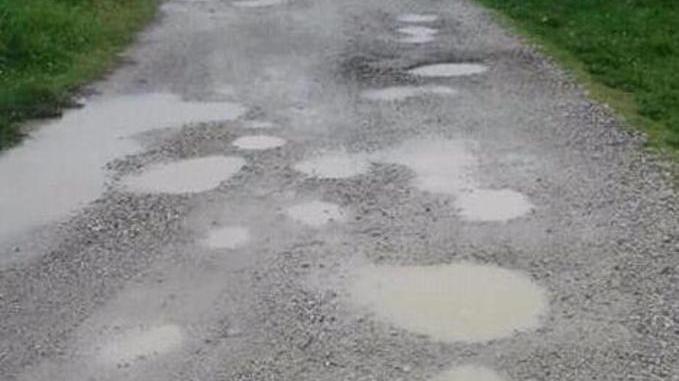 Danni alle auto per le buche nelle strade