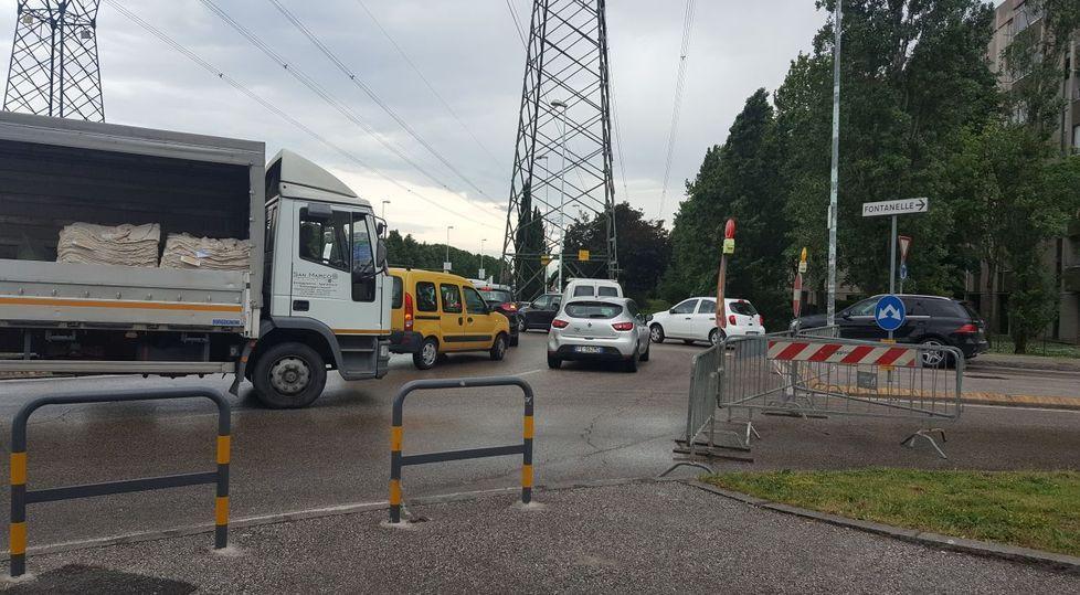 Lavori e deviazioni, caos nella zona sud