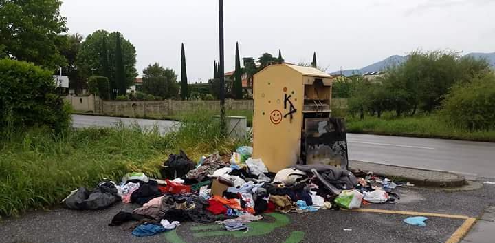 Raccolta degli indumenti cassonetti nel degrado 