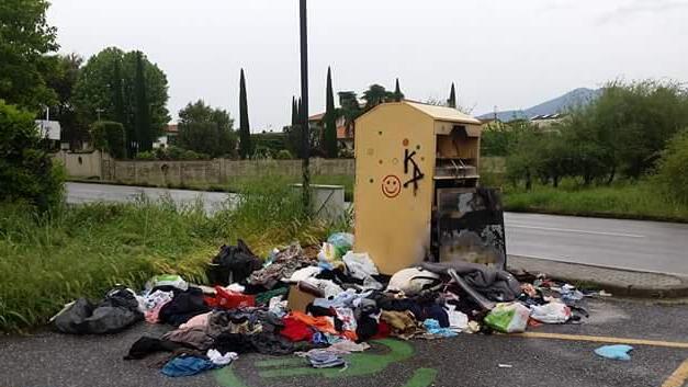 Raccolta degli indumenti cassonetti nel degrado
