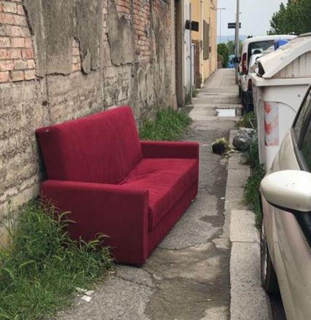 Sui marciapiedi in Via Rosselli spunta un divano