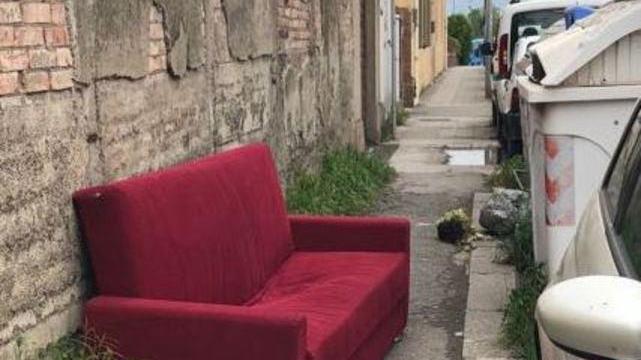 Sui marciapiedi in Via Rosselli spunta un divano