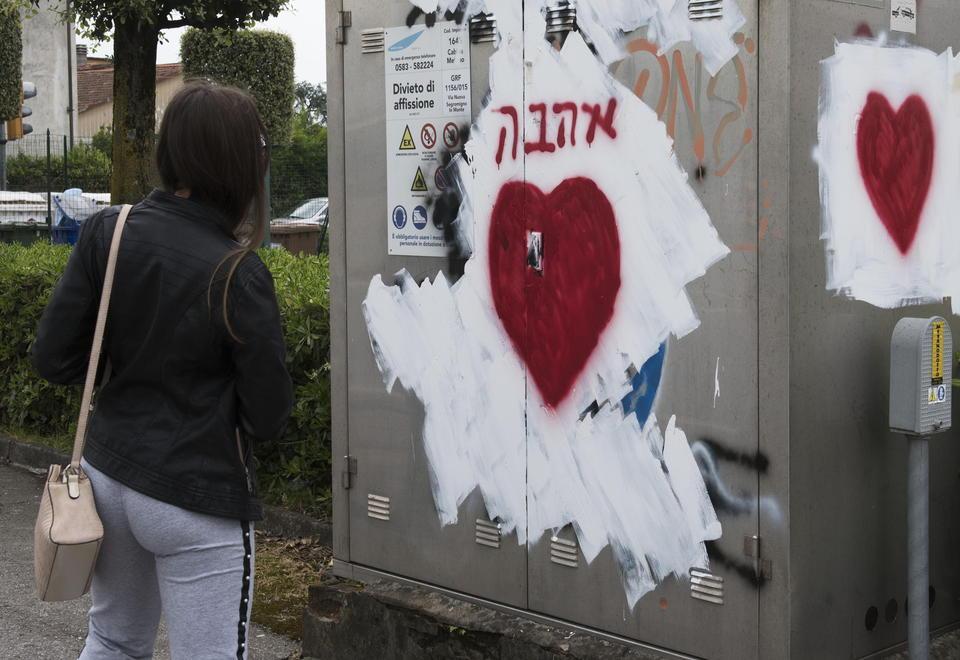 I cuori sopra le svastiche e la parola amore in ebraico 