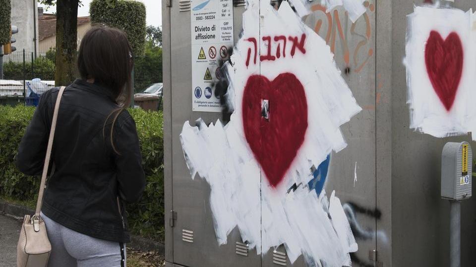 I cuori sopra le svastiche e la parola amore in ebraico