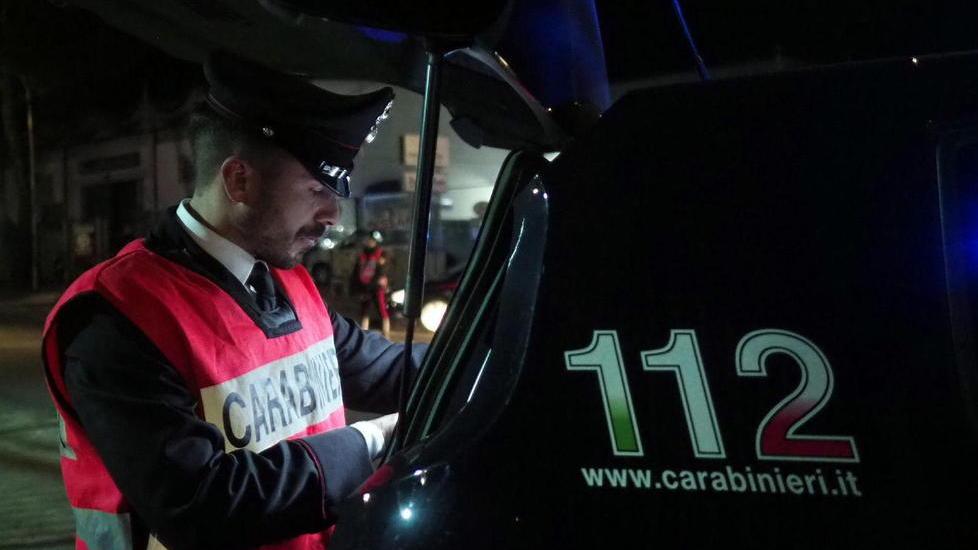 Impiegata si toglie l’anello, il cliente lo ruba