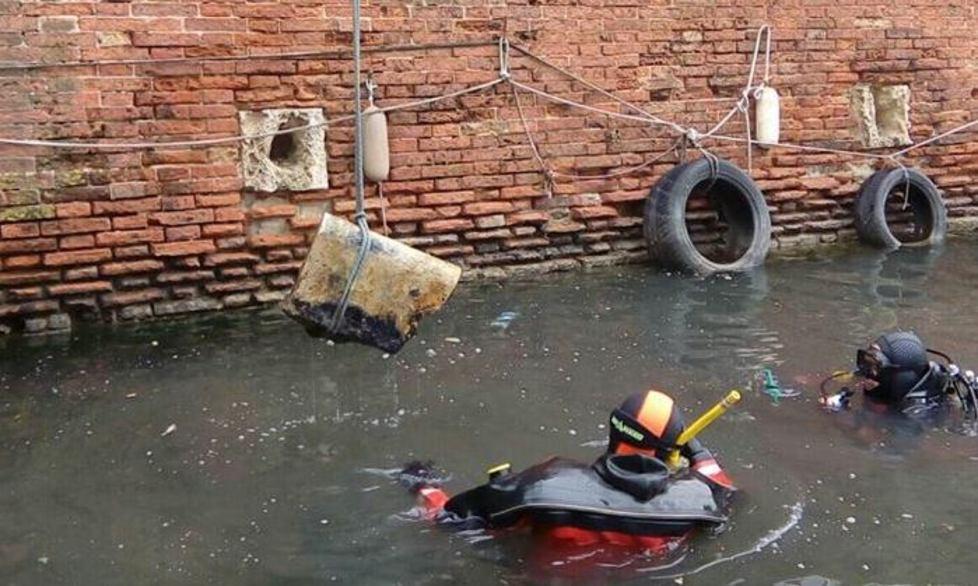Ponte sfondato, recuperati i pezzi