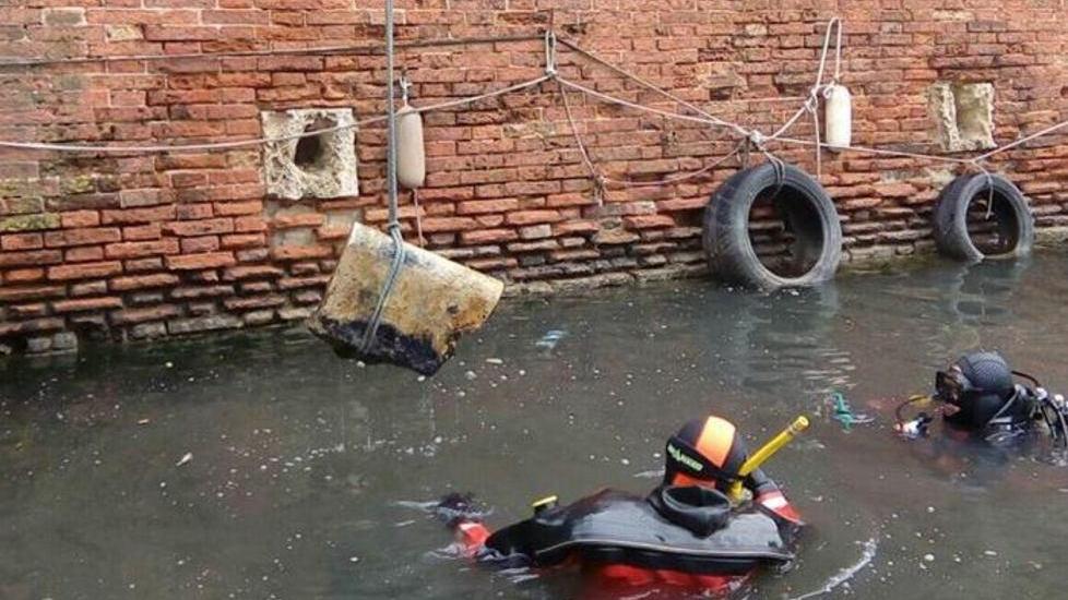 Ponte sfondato, recuperati i pezzi