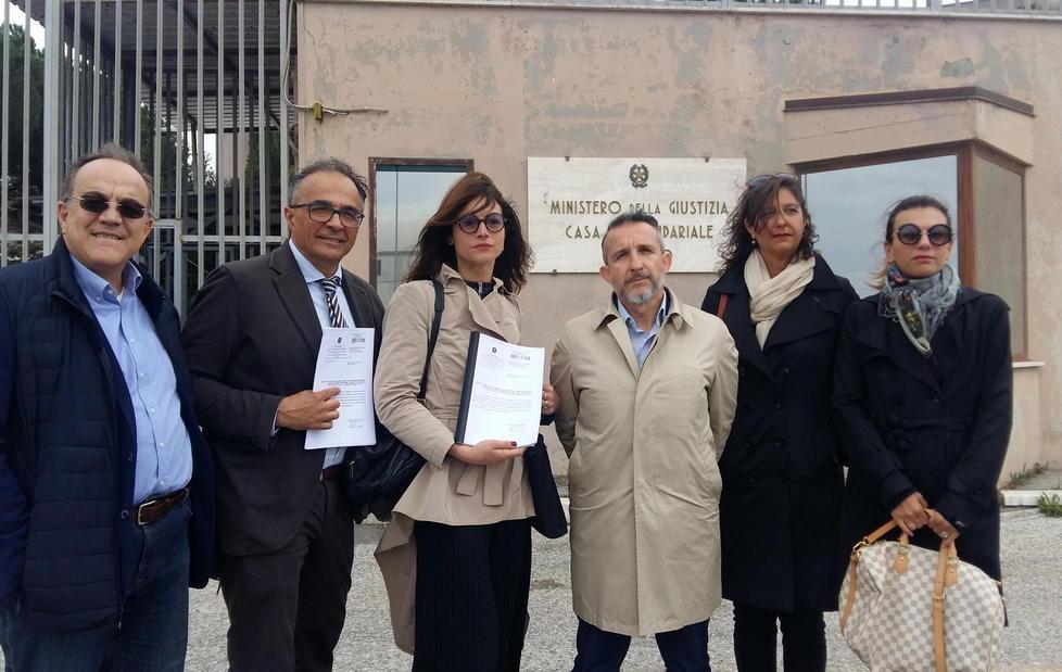 La protesta degli avvocati davanti al carcere 