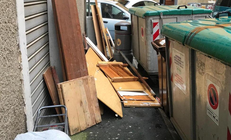 Rifiuti abbandonati, città sempre più sporca 