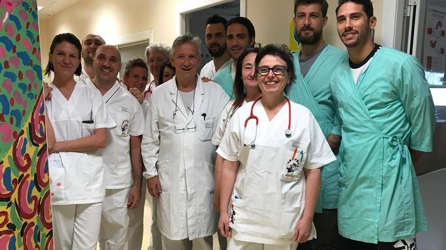 Calciatori neroverdi in visita al Policlinico