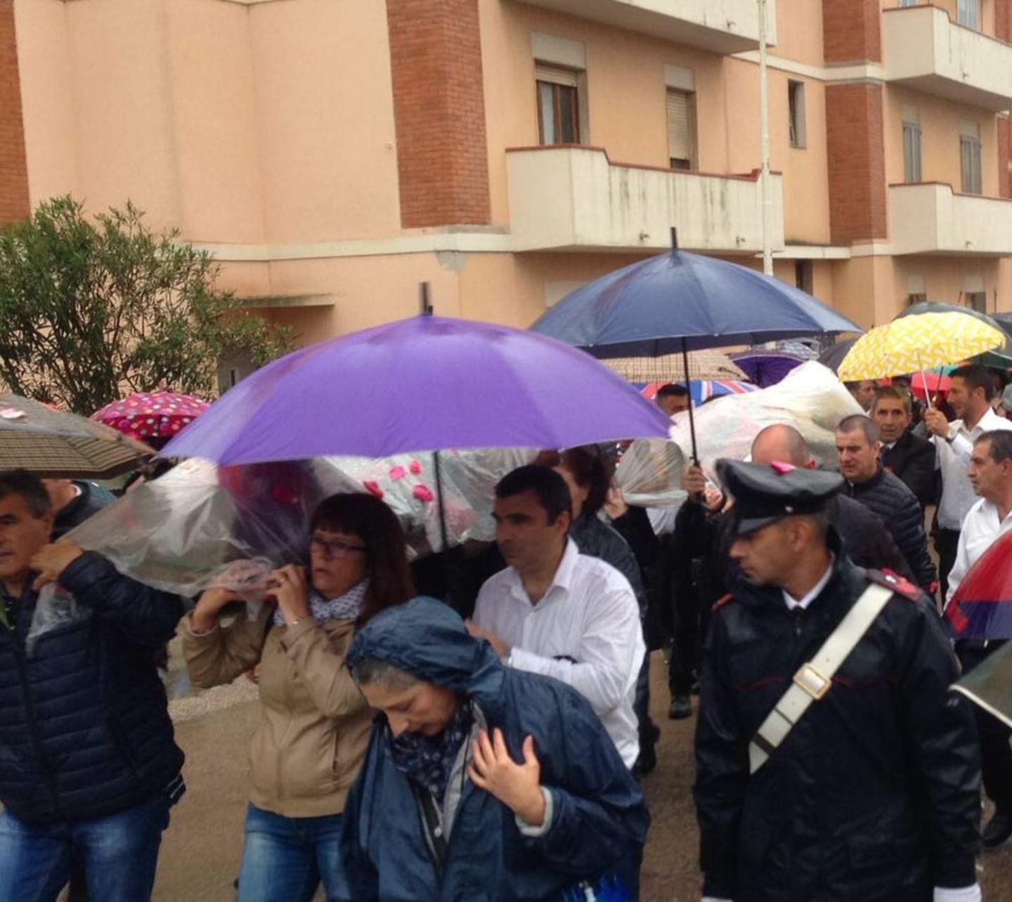 Folla sotto la pioggia per i Martiri 