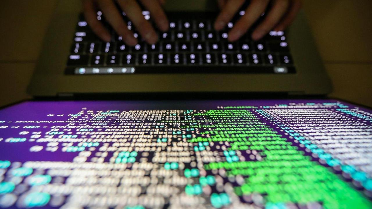 Assistente sociale licenziata: “frugava” nei dati del Comune