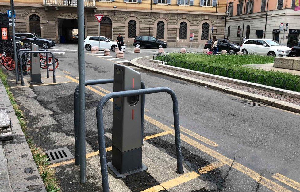 Auto elettrica prigioniera della colonnina di Enel 