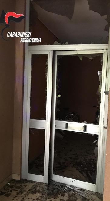 Sprangate contro la casa della moglie 