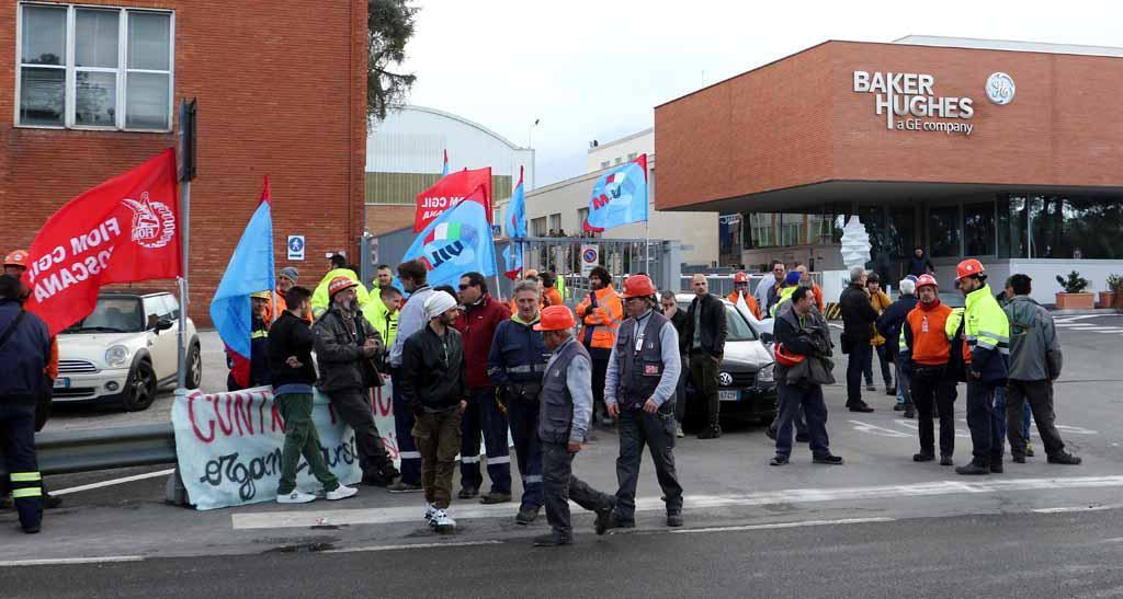 Un presidio dei lavoratori ex Nuovo Pignone davanti allo stabilimento di Avenza (Massa Carrara)
