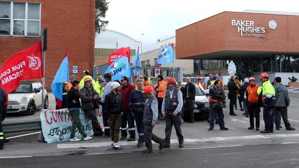 Un presidio dei lavoratori ex Nuovo Pignone davanti allo stabilimento di Avenza (Massa Carrara)