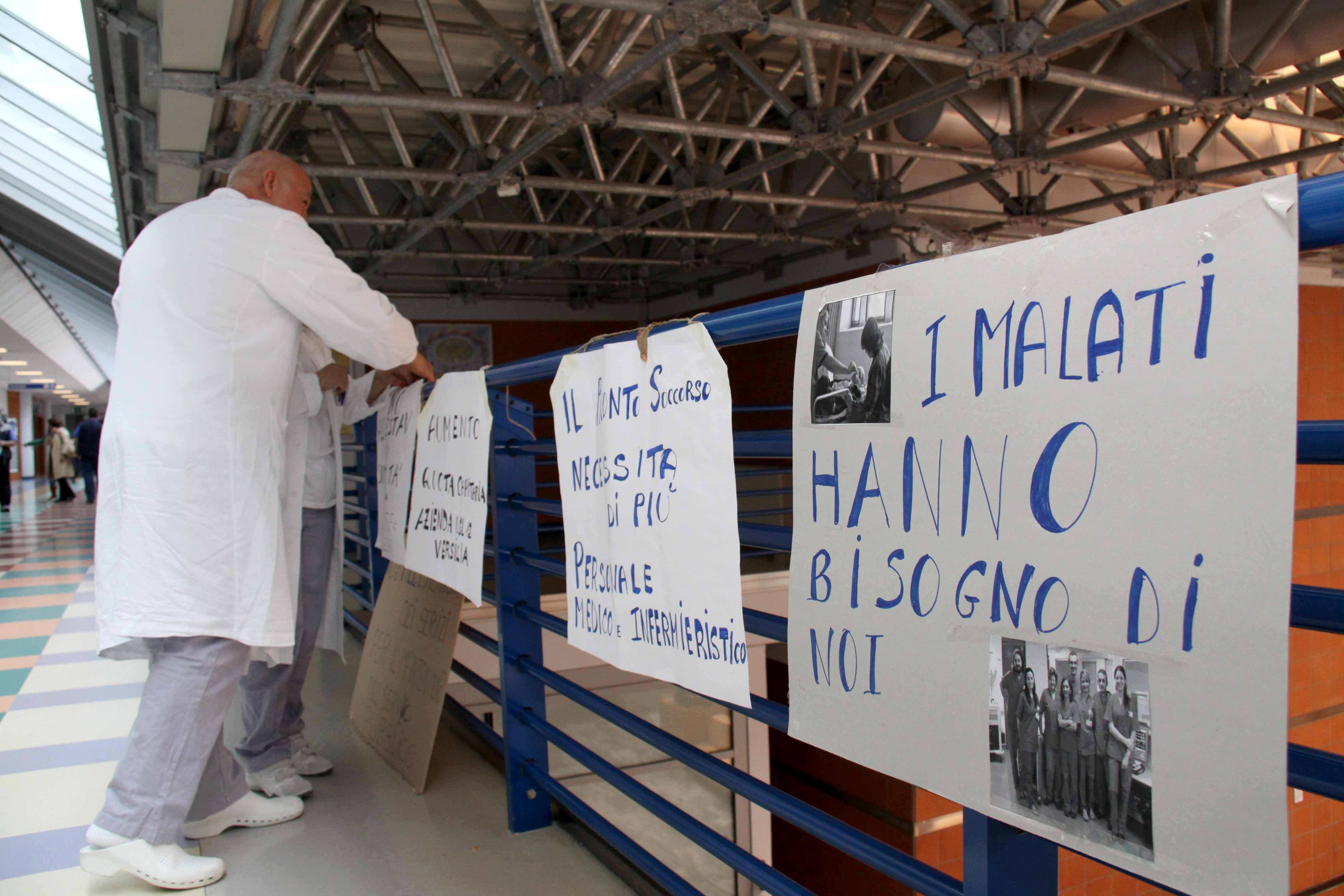 Una protesta dei dipendenti dell'ospedale Versilia per la carenza di personale