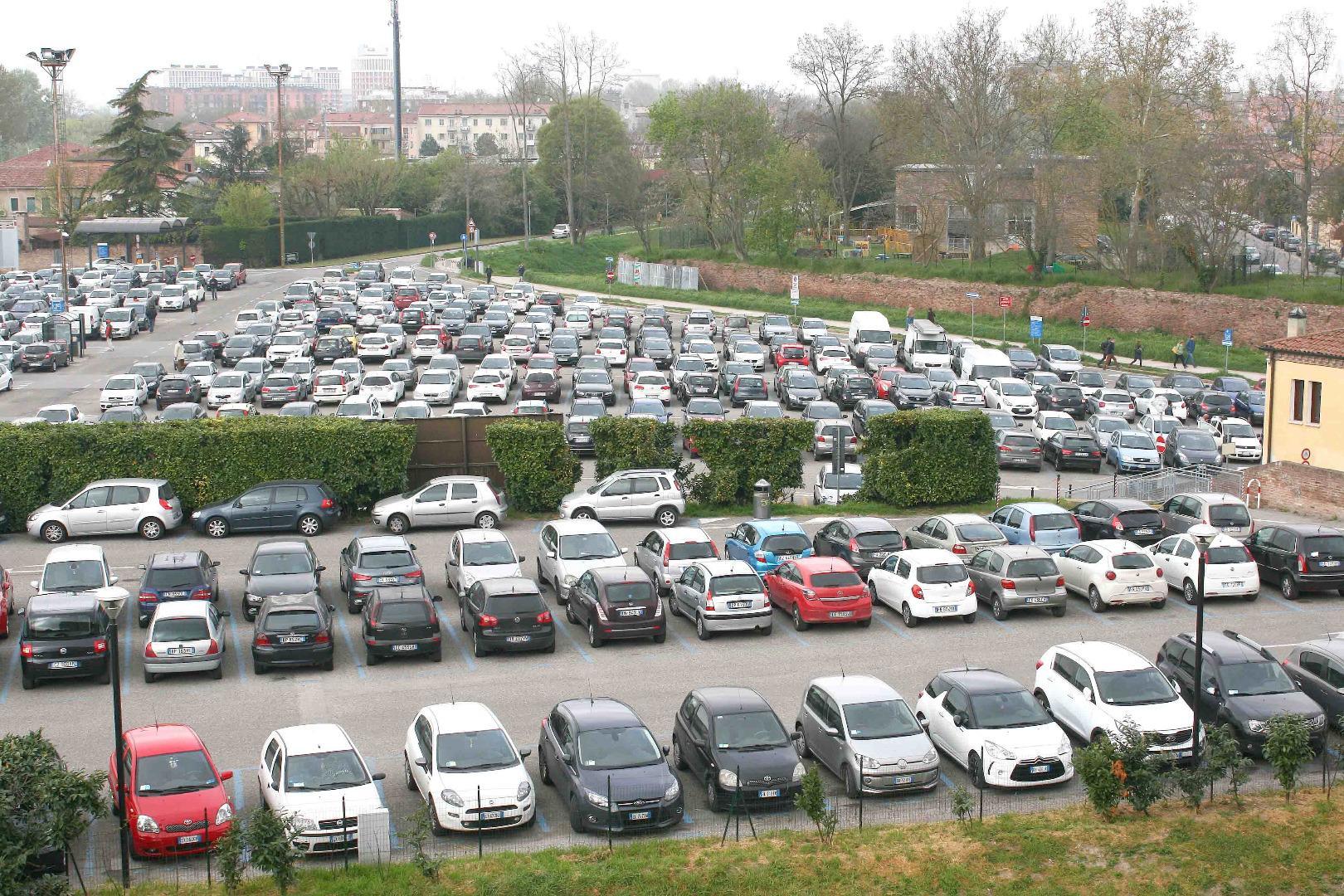 Sosta, aumentano le tariffe. Telecamere nei parcheggi 