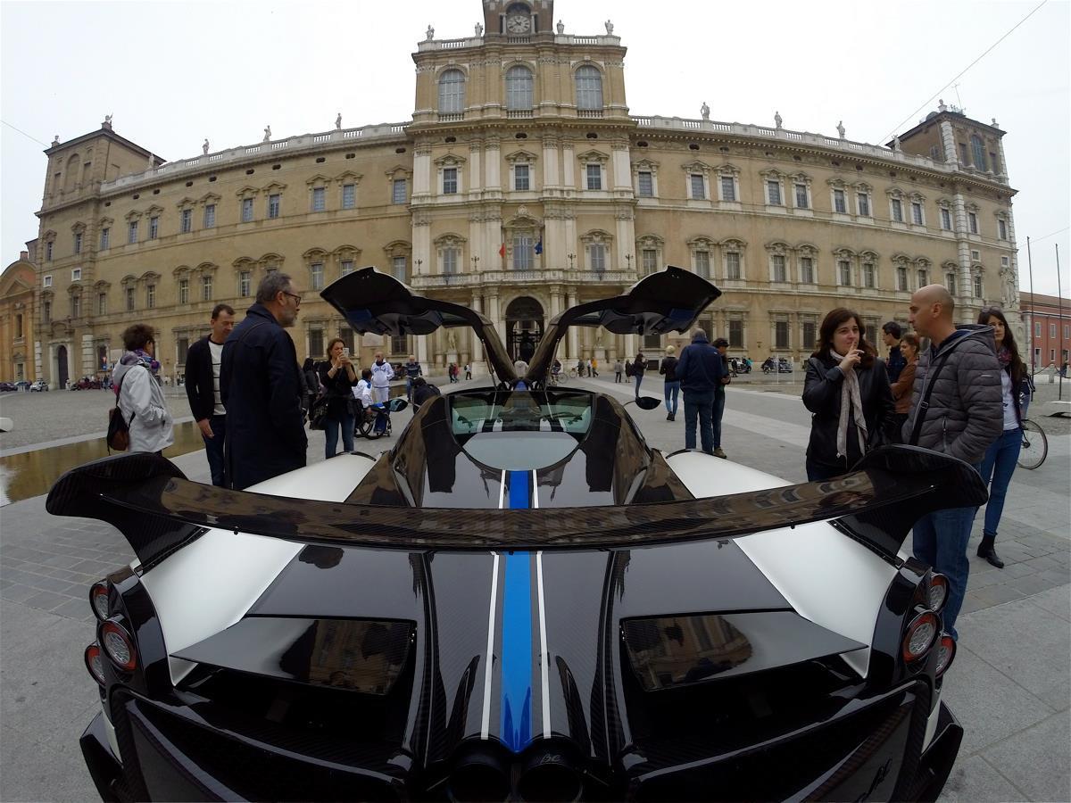Passerella di supercar in centro con Modena Wheels