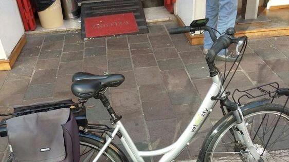 Ruba una bici, incastrato dalle telecamere