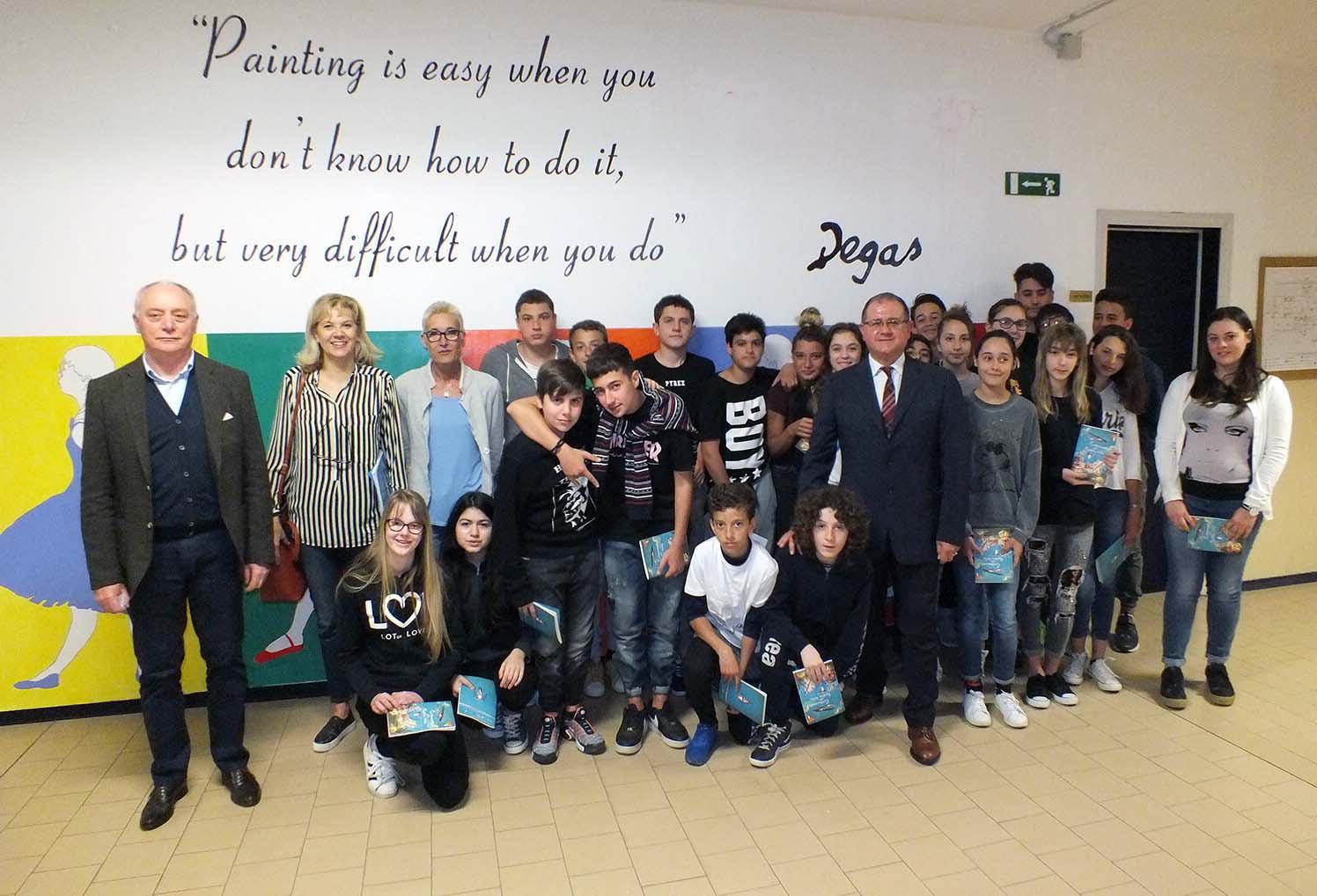 Foto ricordo della cerimonia, anche insieme al sindaco Massimo Giuliani, docenti e Maurizio Grassi, per la terza L di via Togliatti (foto Paolo Barlettani)