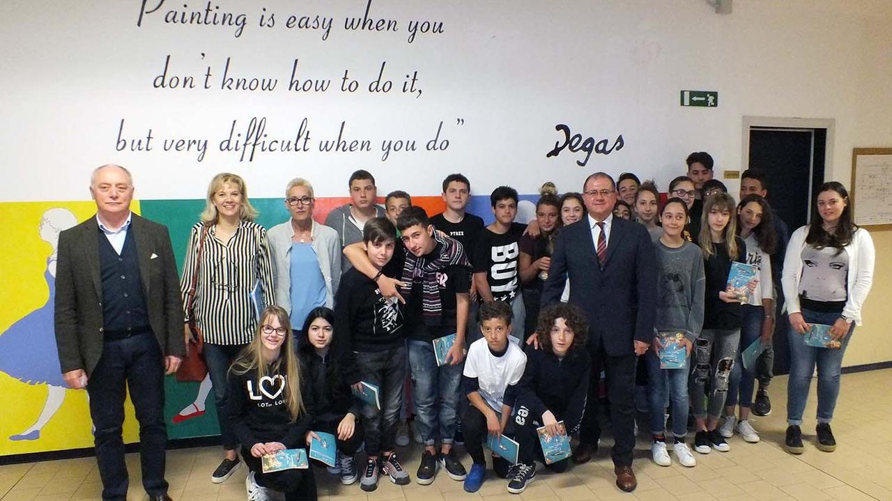 Foto ricordo della cerimonia, anche insieme al sindaco Massimo Giuliani, docenti e Maurizio Grassi, per la terza L di via Togliatti (foto Paolo Barlettani)