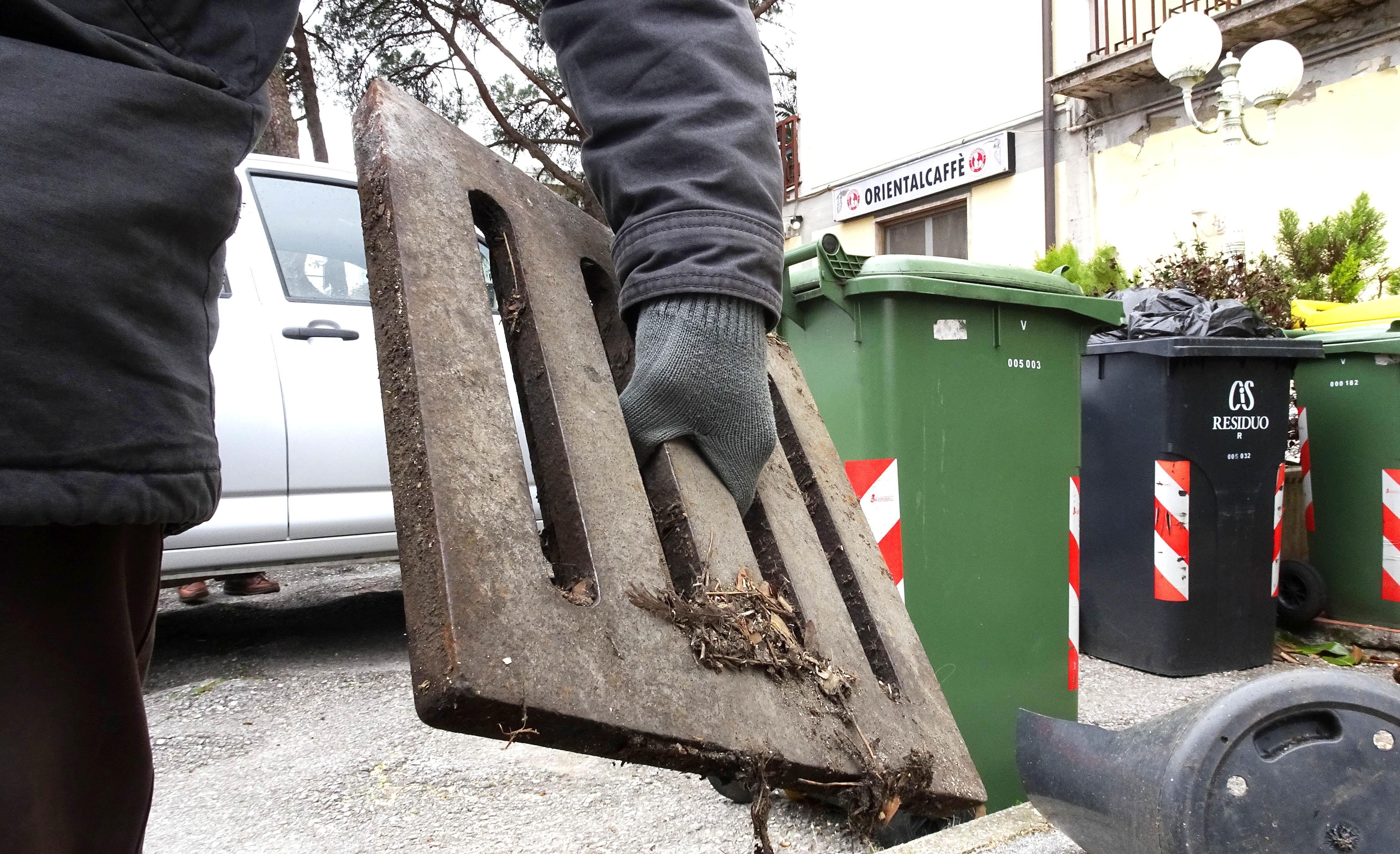 Un tombino usato per una spaccata ad un bar di Agliana (foto Gori)