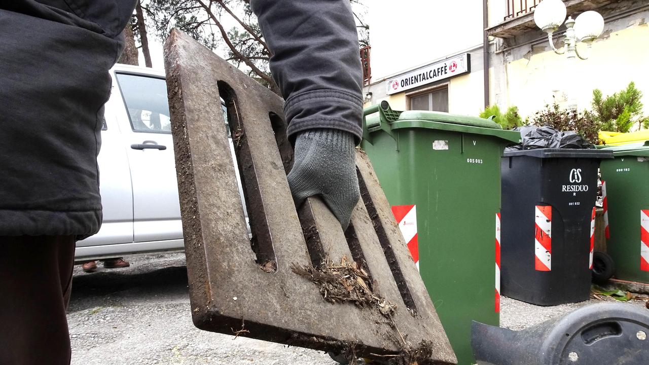 Un tombino usato per una spaccata ad un bar di Agliana (foto Gori)