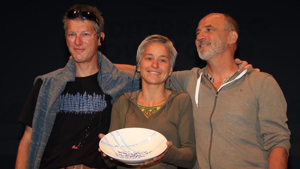 La guida eroe Benoit Ducos (a sinistra) e i due rappresentanti di “Tous Migrants” premiati ieri