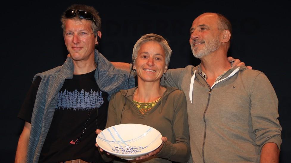 La guida eroe Benoit Ducos (a sinistra) e i due rappresentanti di “Tous Migrants” premiati ieri