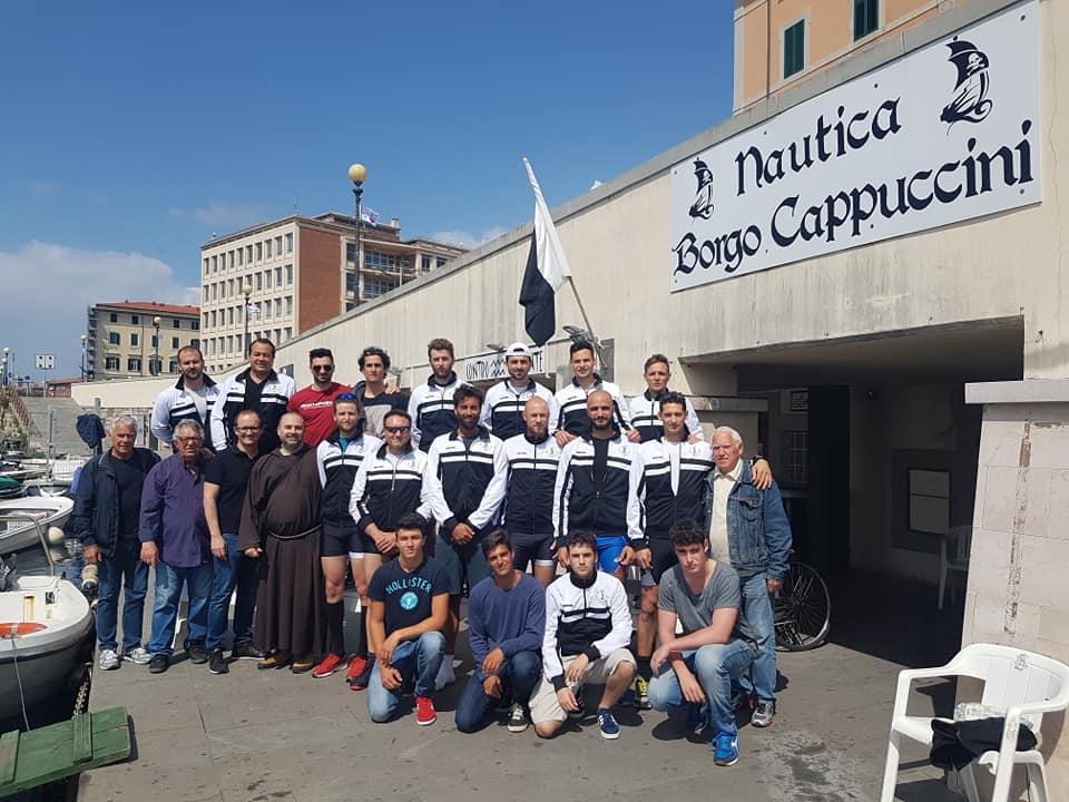 Vogatori e dirigenti del Borgo insieme al sacerdote davanti alla cantina 