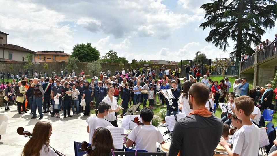 Tanta gente a far festa nel "Giardino ritrovato de' Pappagalli"