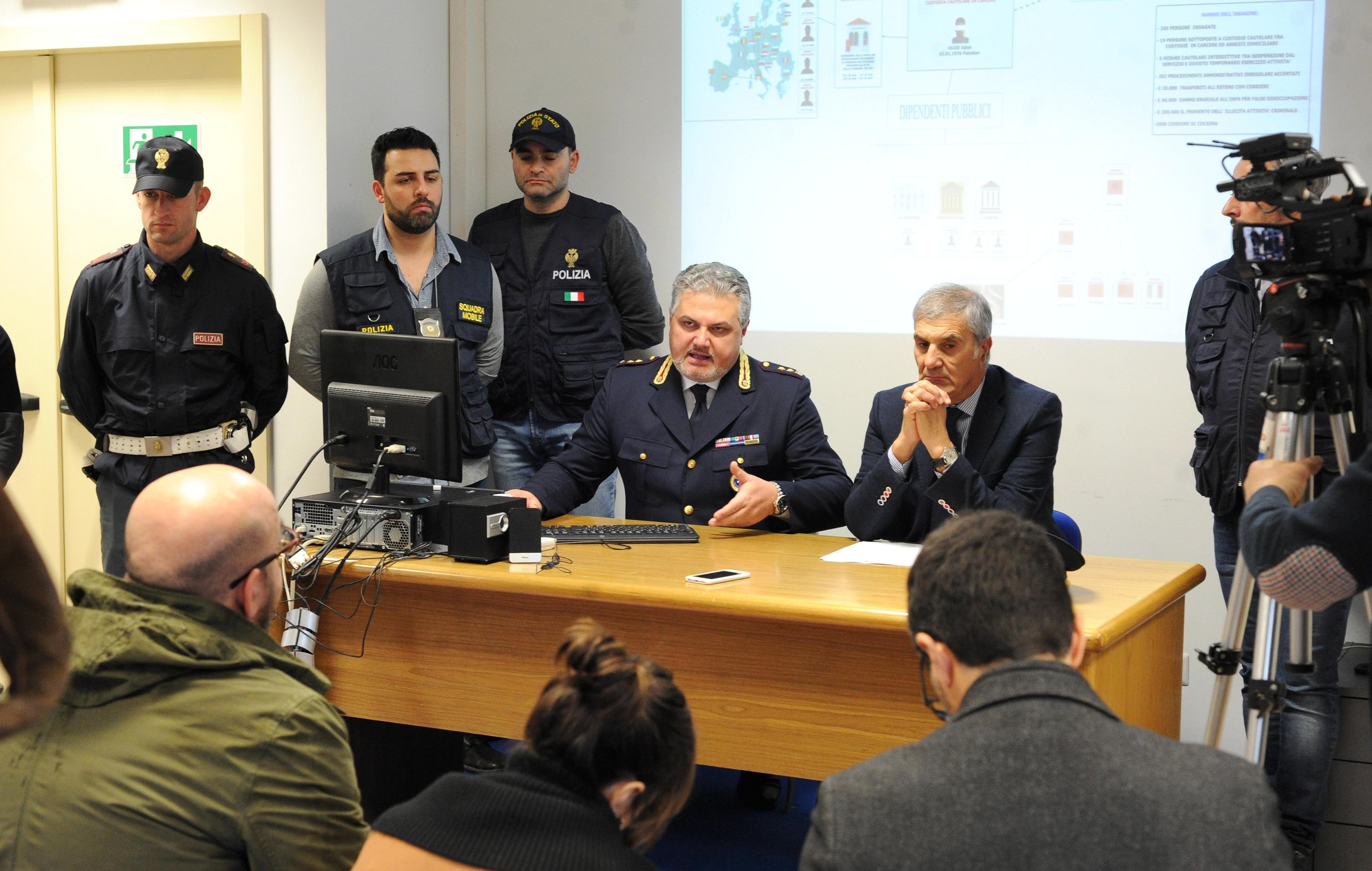 A sinistra il vicequestore Fusco, e accanto il questore La Porta