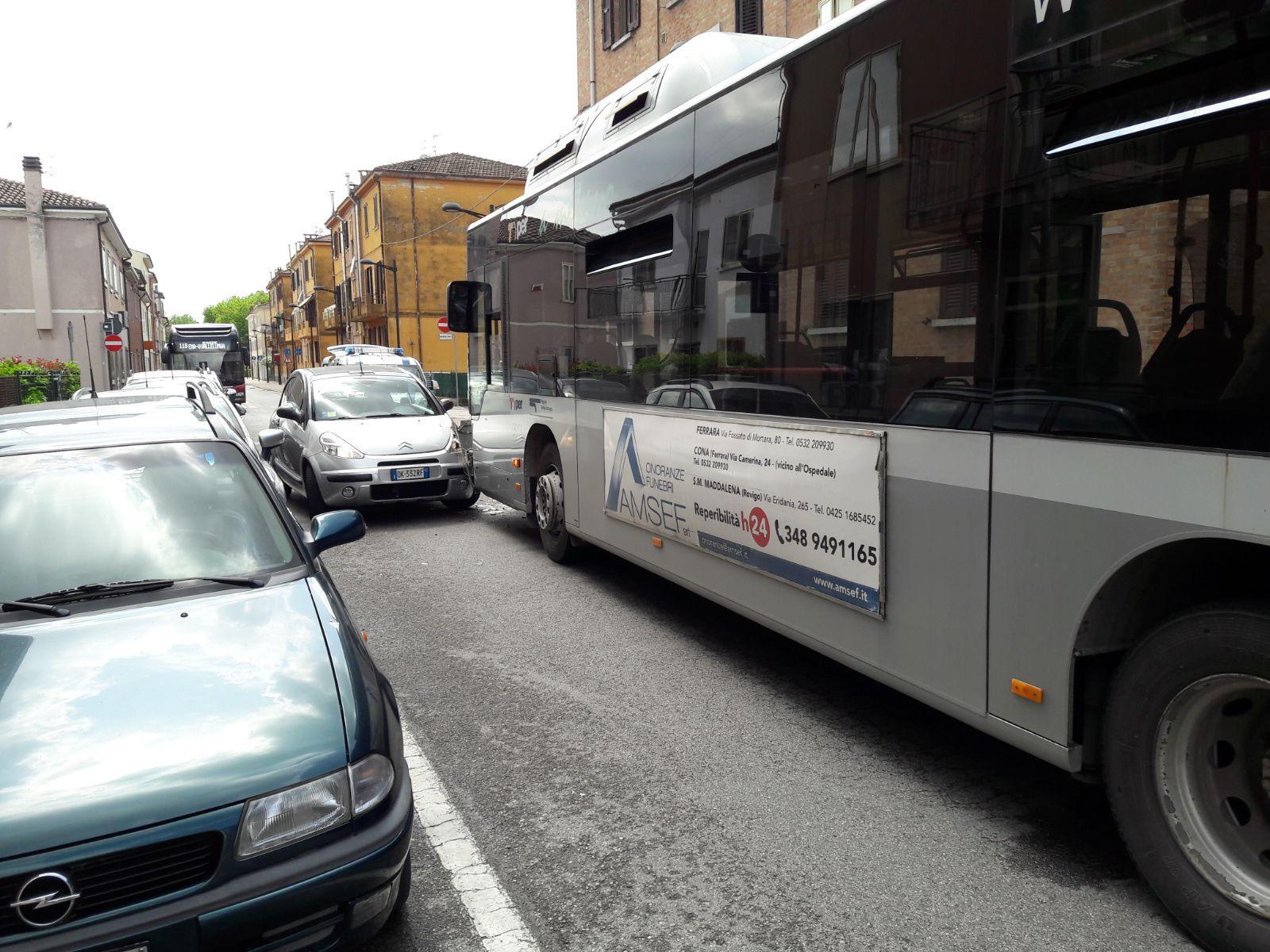 Scontro auto-bus, traffico nel caos a Pontelagoscuro