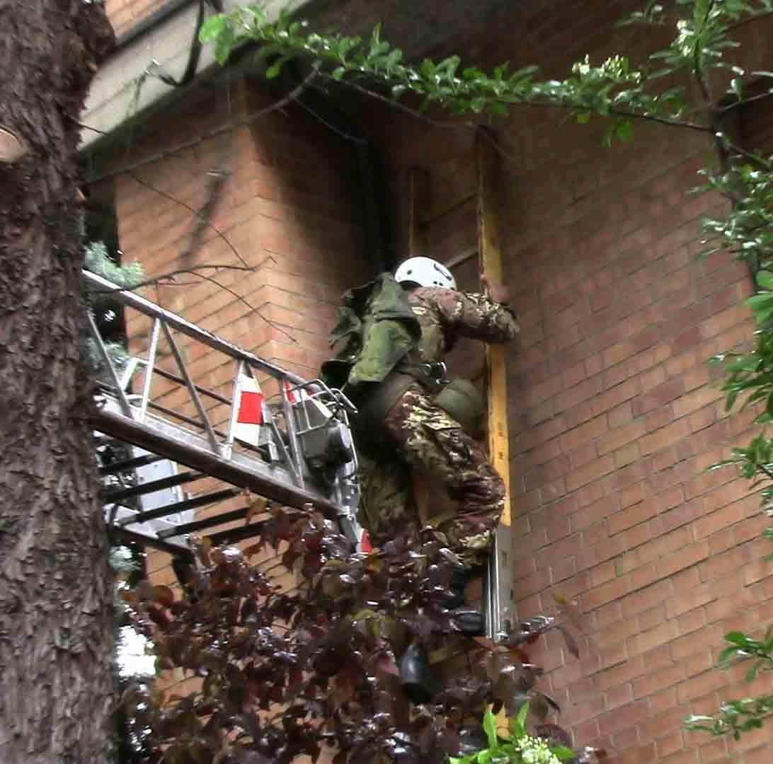 Reggio Emilia, paracadutista vola su un tetto in via Turri e resta appeso a una grondaia 
