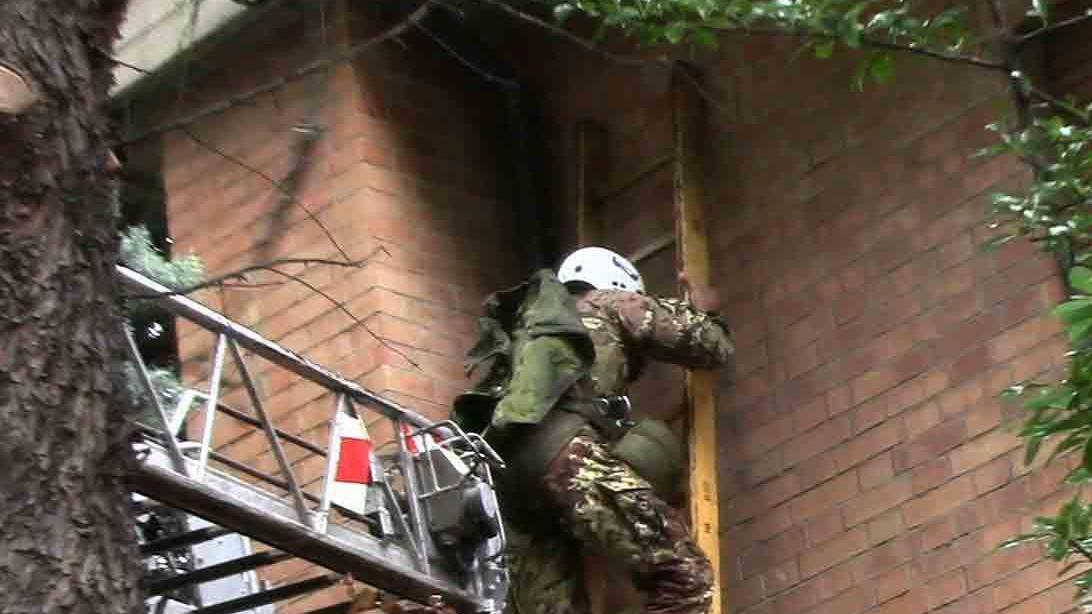 Reggio Emilia, paracadutista vola su un tetto in via Turri e resta appeso a una grondaia