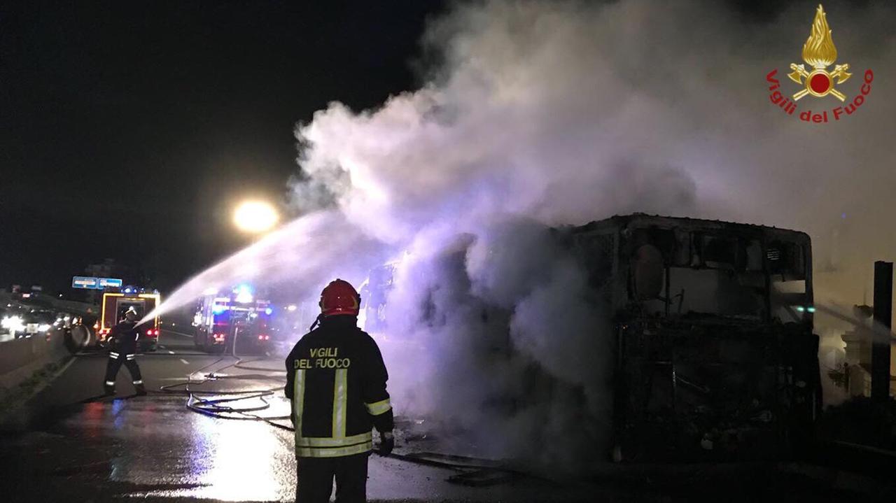 ll bus in fiamme